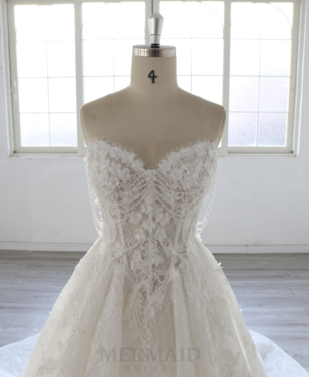 Elegant Strapless A Line Sweetheart Neckline Wedding Dress with Floral Lace Appliques