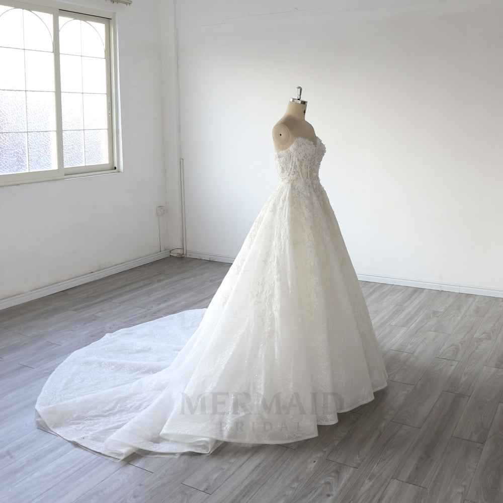 Elegant Strapless A Line Sweetheart Neckline Wedding Dress with Floral Lace Appliques