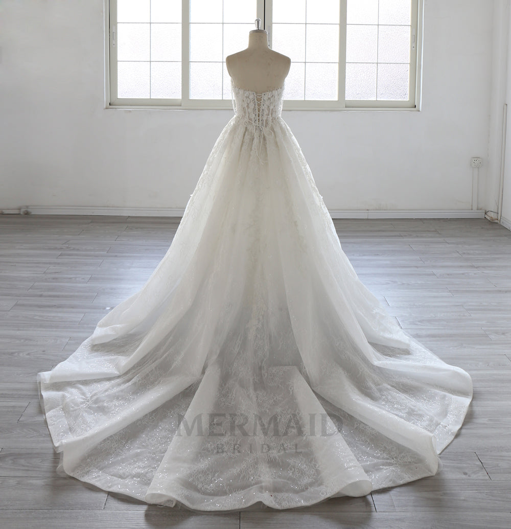 Elegant Strapless A Line Sweetheart Neckline Wedding Dress with Floral Lace Appliques