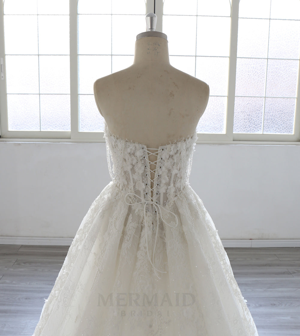Elegant Strapless A Line Sweetheart Neckline Wedding Dress with Floral Lace Appliques