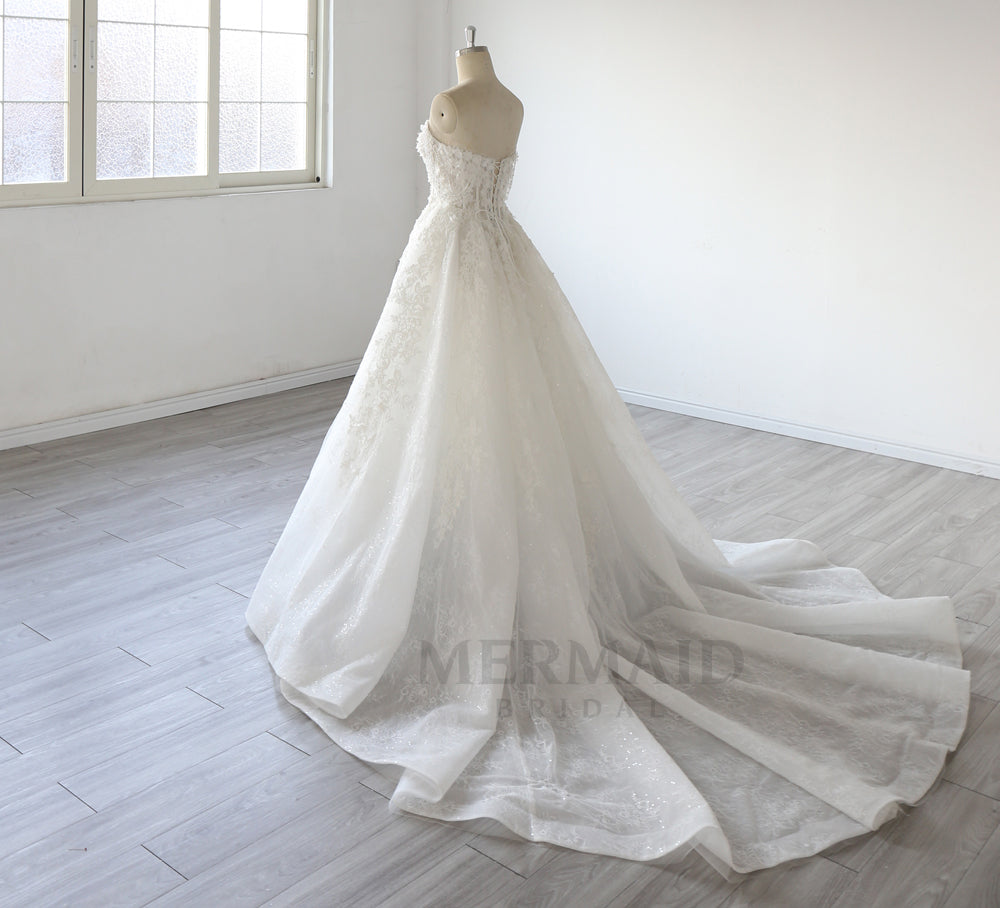 Elegant Strapless A Line Sweetheart Neckline Wedding Dress with Floral Lace Appliques